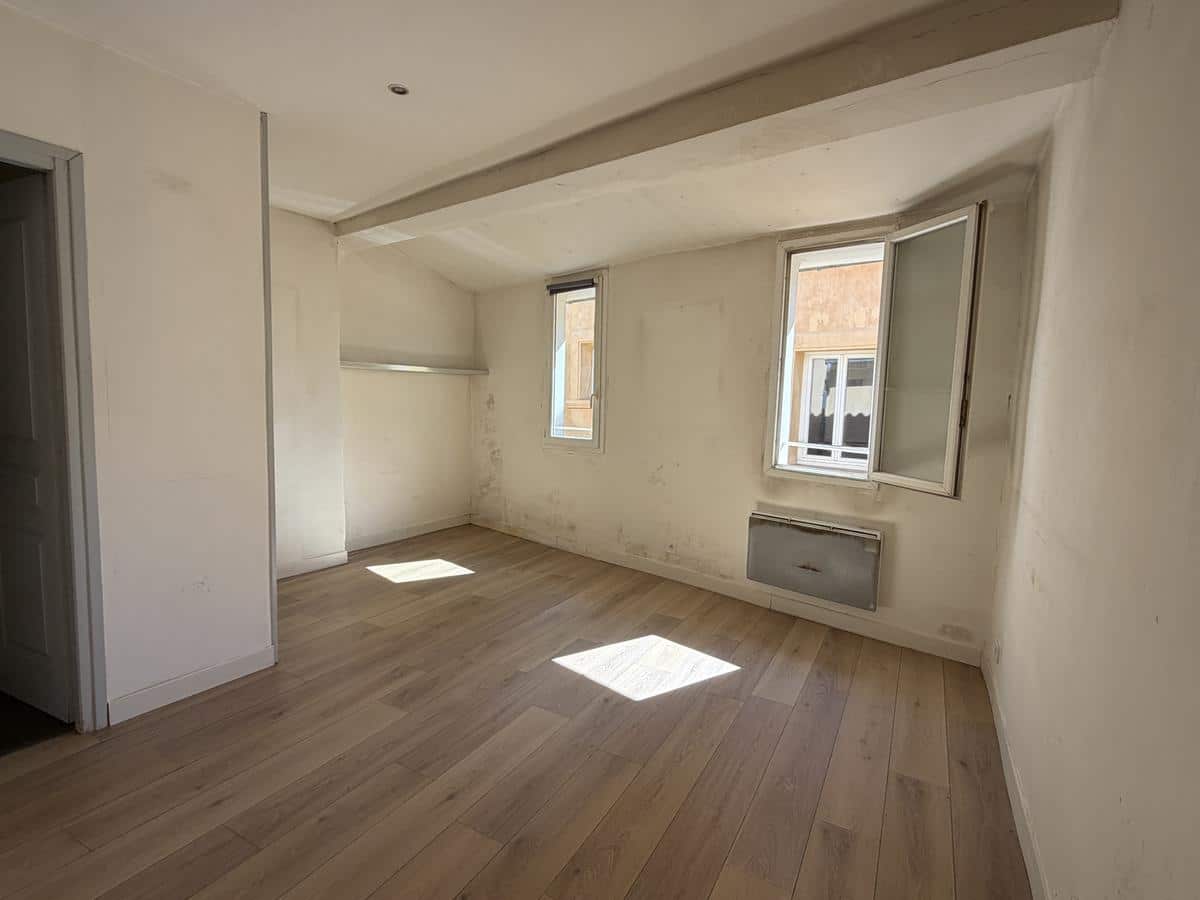 AIX CITY CENTRE / TOWN HALL: RUE FELIBRE GAUT 2 ROOMS TO RENOVATE