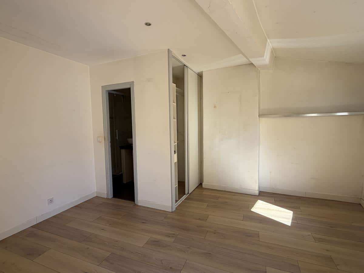 AIX CITY CENTRE / TOWN HALL: RUE FELIBRE GAUT 2 ROOMS TO RENOVATE