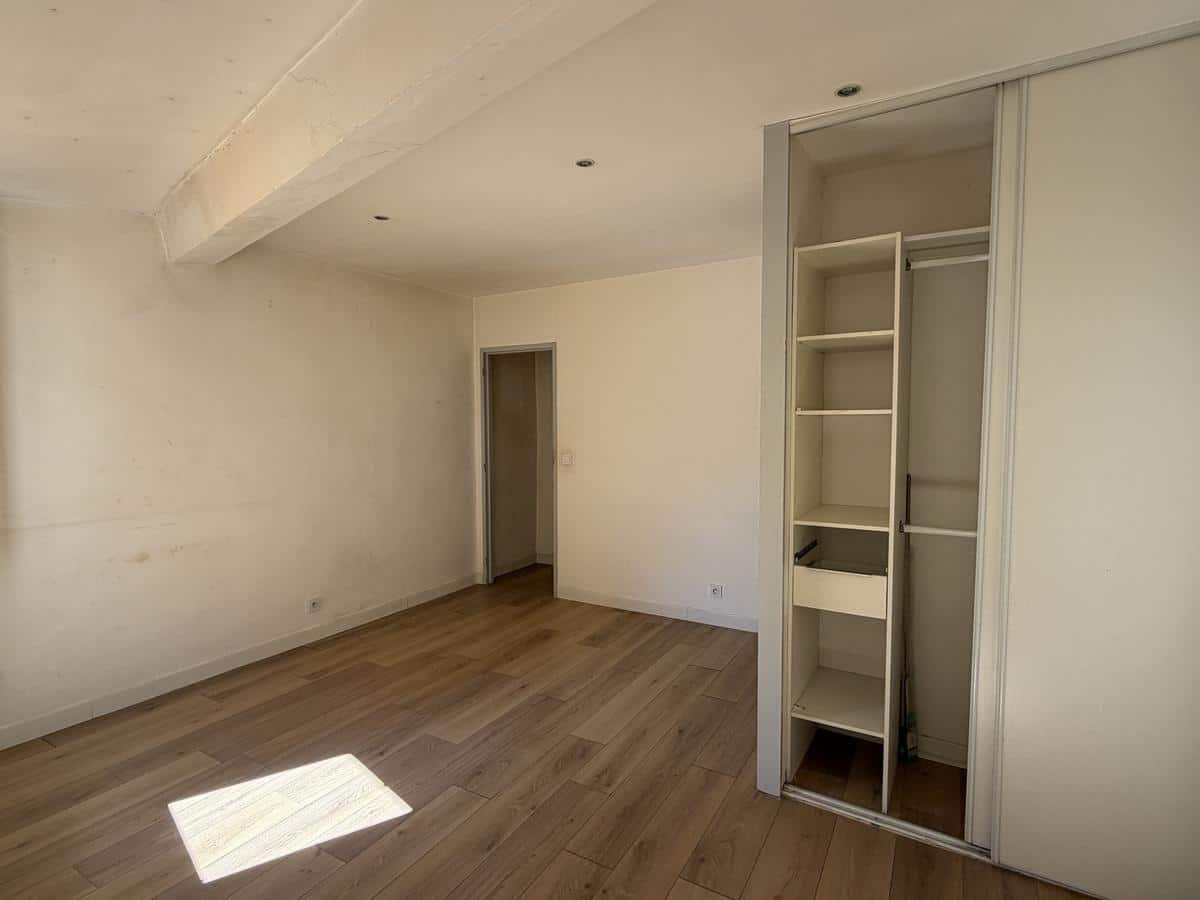AIX CITY CENTRE / TOWN HALL: RUE FELIBRE GAUT 2 ROOMS TO RENOVATE