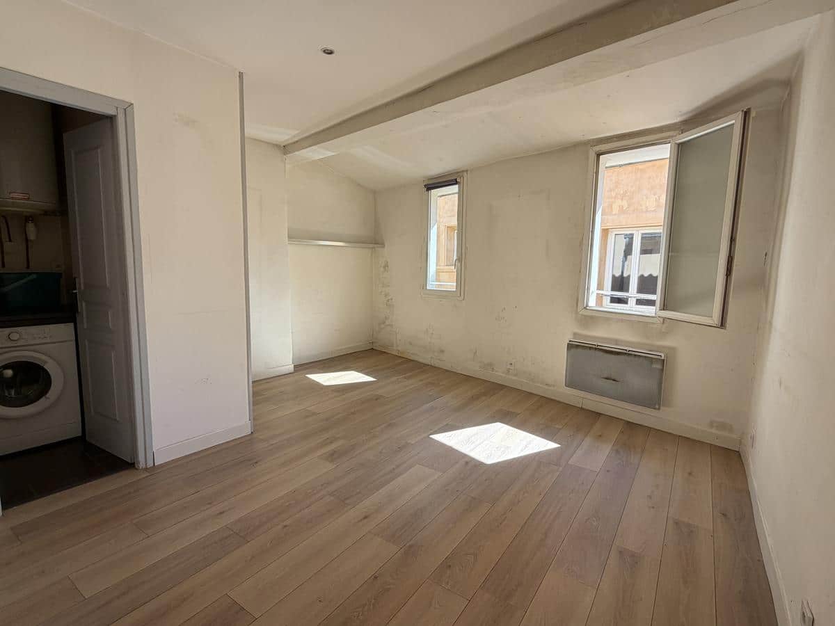 AIX CITY CENTRE / TOWN HALL: RUE FELIBRE GAUT 2 ROOMS TO RENOVATE