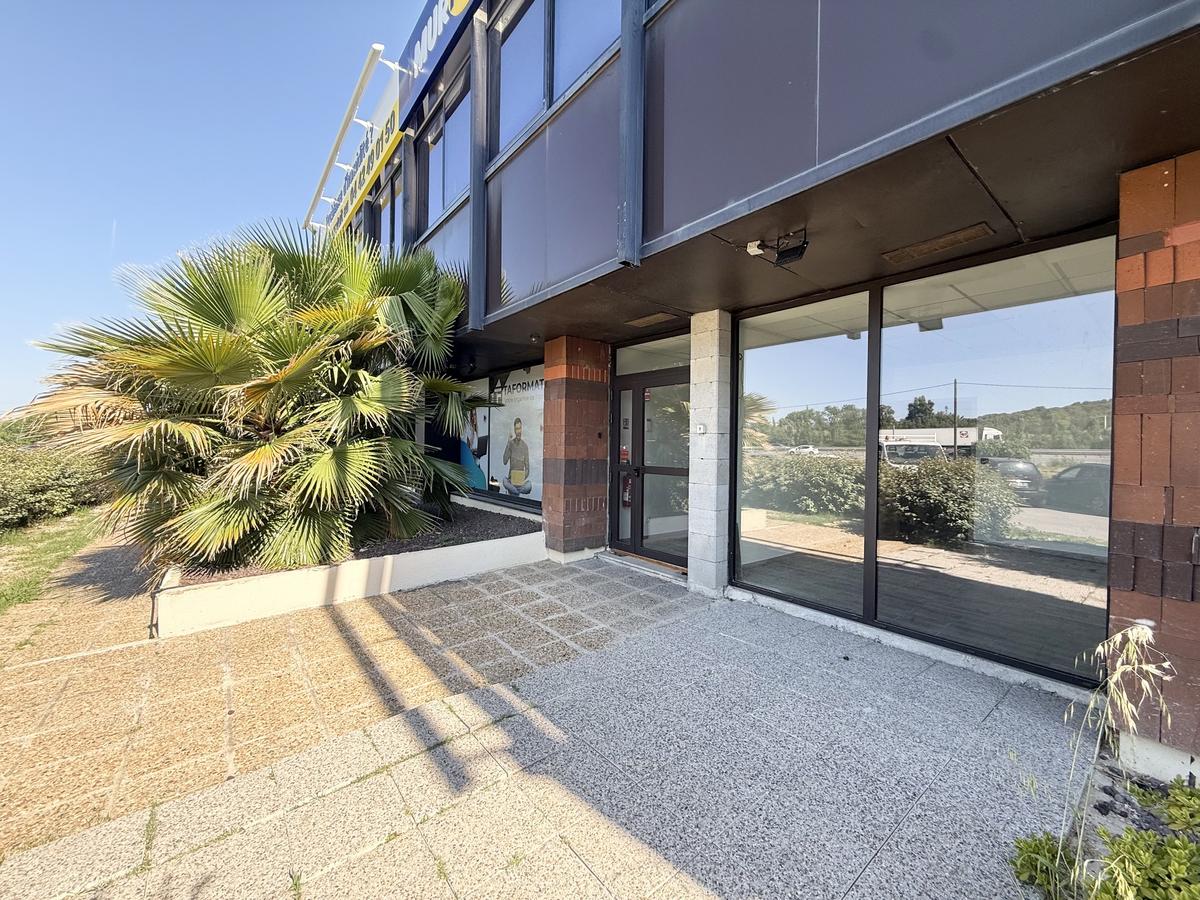 Commercial premises of 180 m2 completely renovated – Les Pennes M