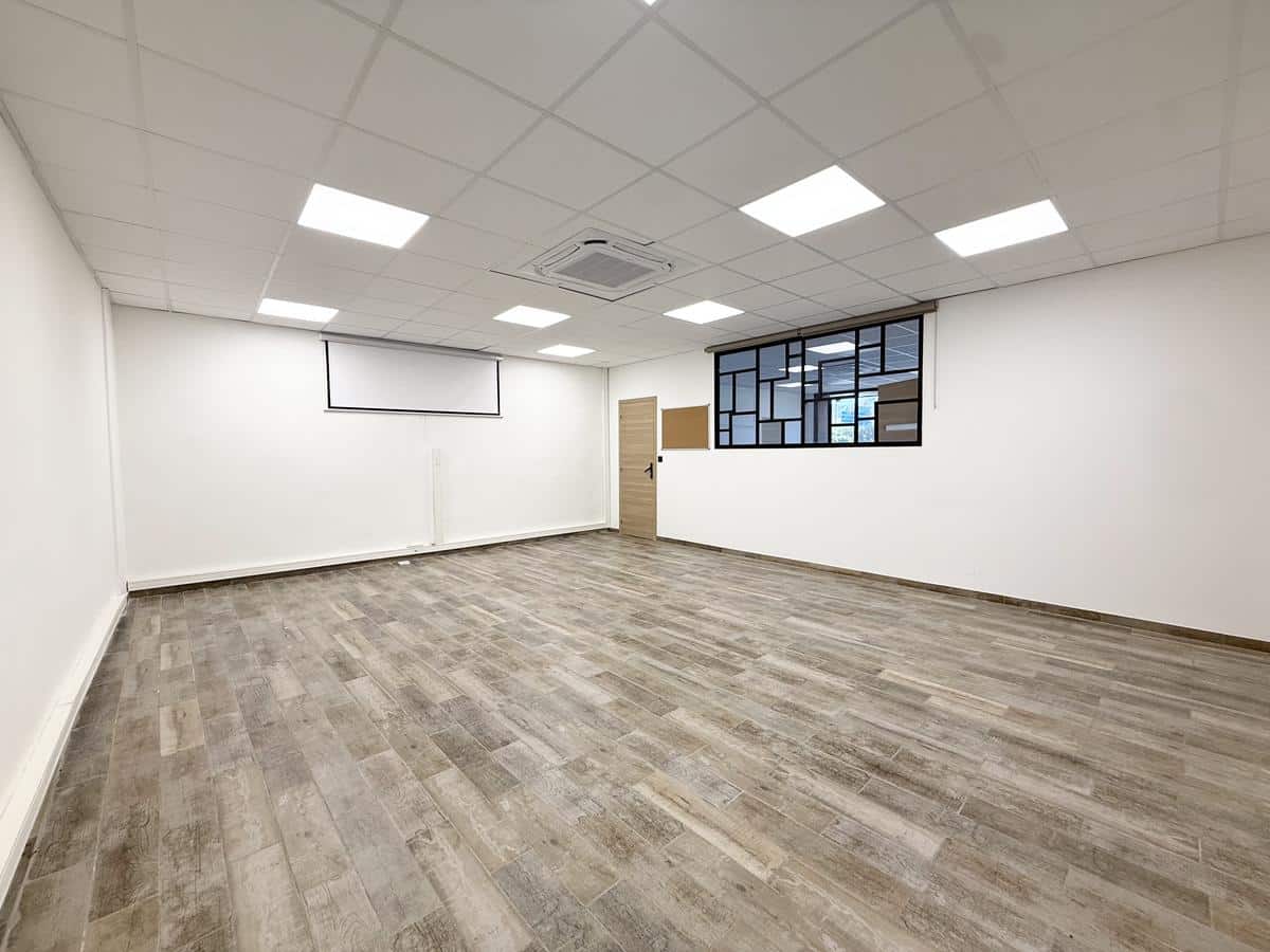 Commercial premises of 180 m2 completely renovated – Les Pennes M
