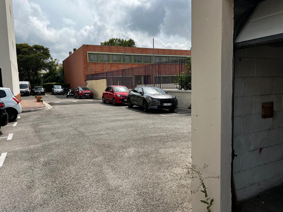 Box 15 m2 sécurisé, copropriété Le Clemenceau