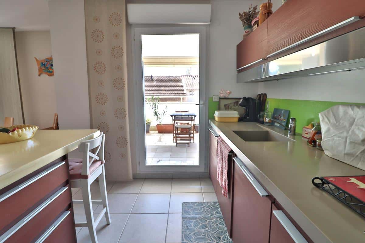 13009 – MAZARGUES – T3 WITH BALCONY AND DOUBLE BOX POSSIBILITY