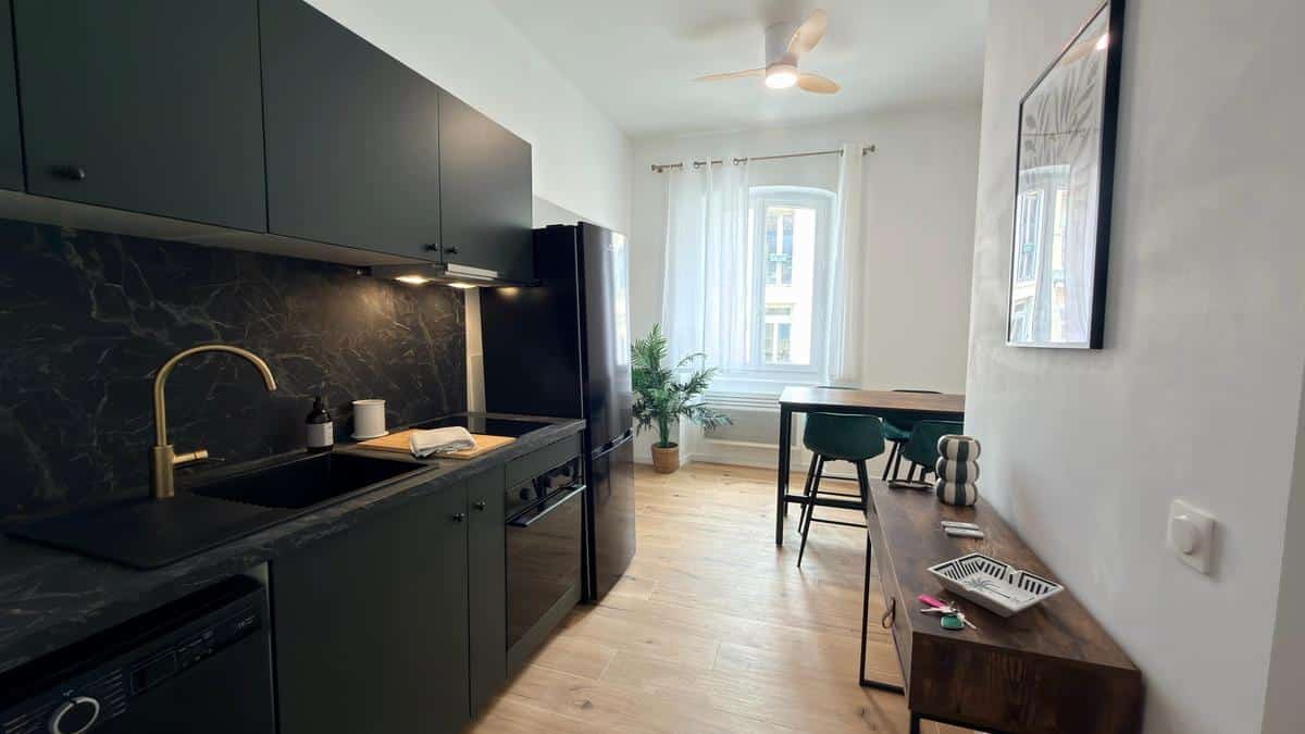 FURNISHED STUDIO – PROX VIEUX PORT – RUE SAINTE / RUE PARADIS