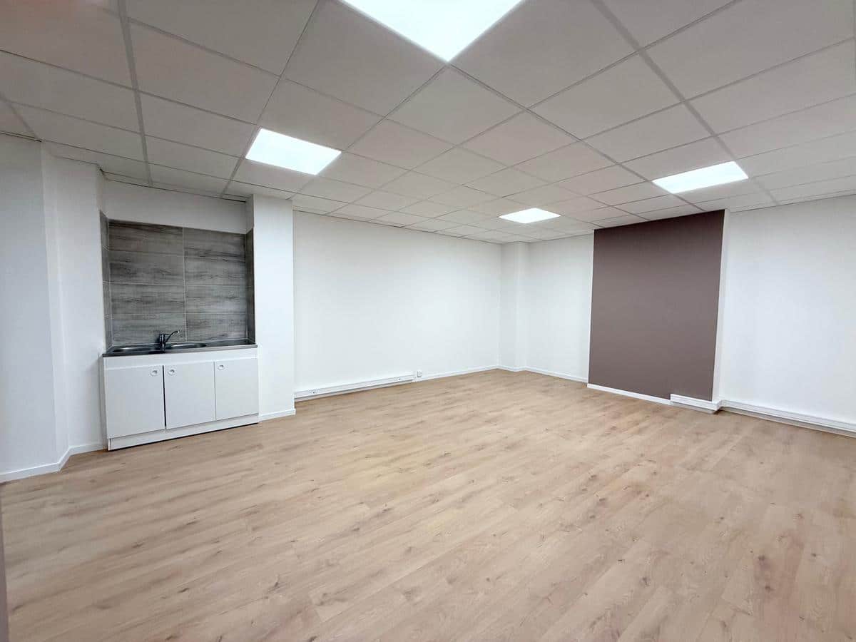 Local / office of 32.50 m2 Mermoz Marseille 8th