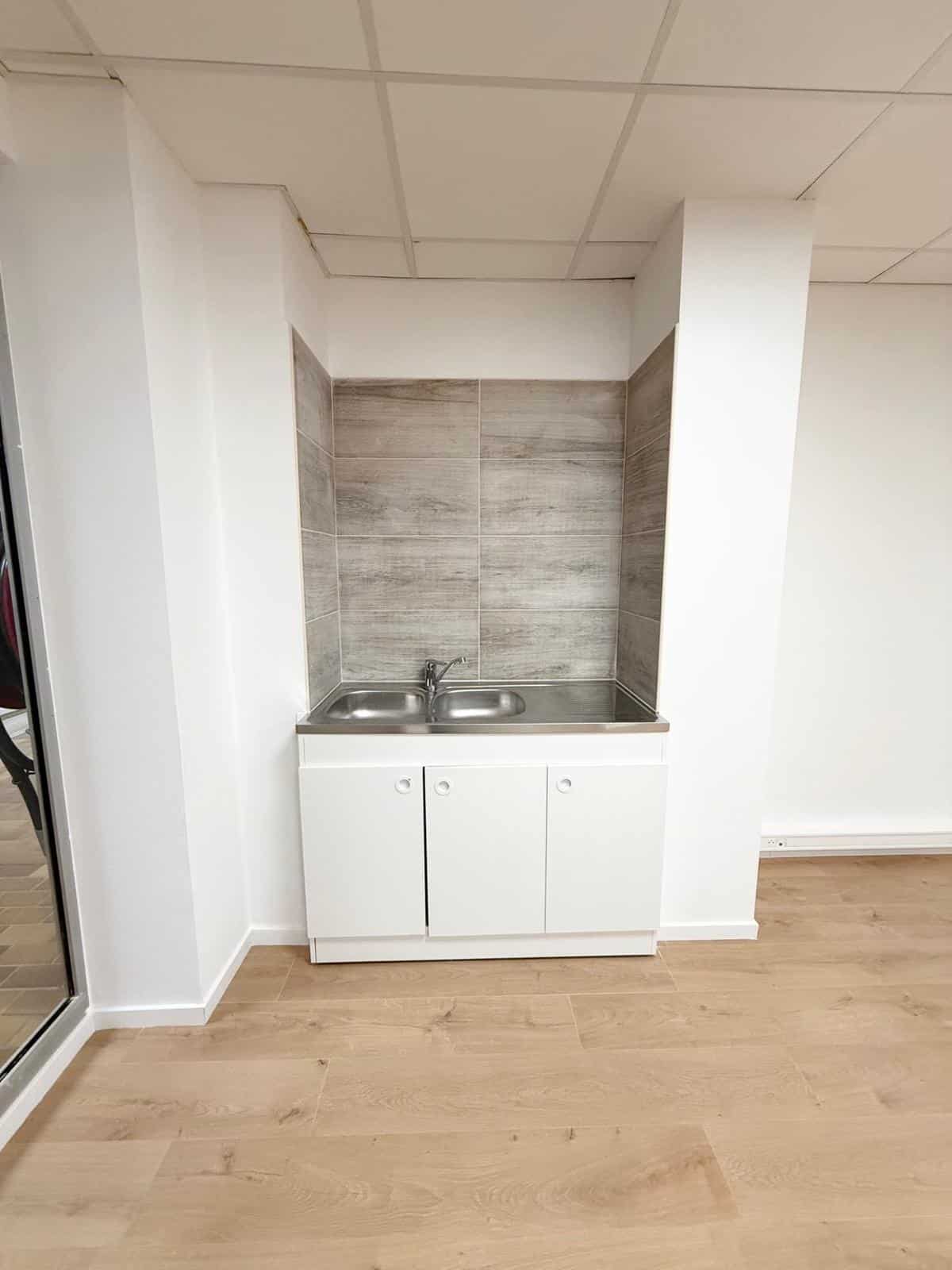 Local / office of 32.50 m2 Mermoz Marseille 8th