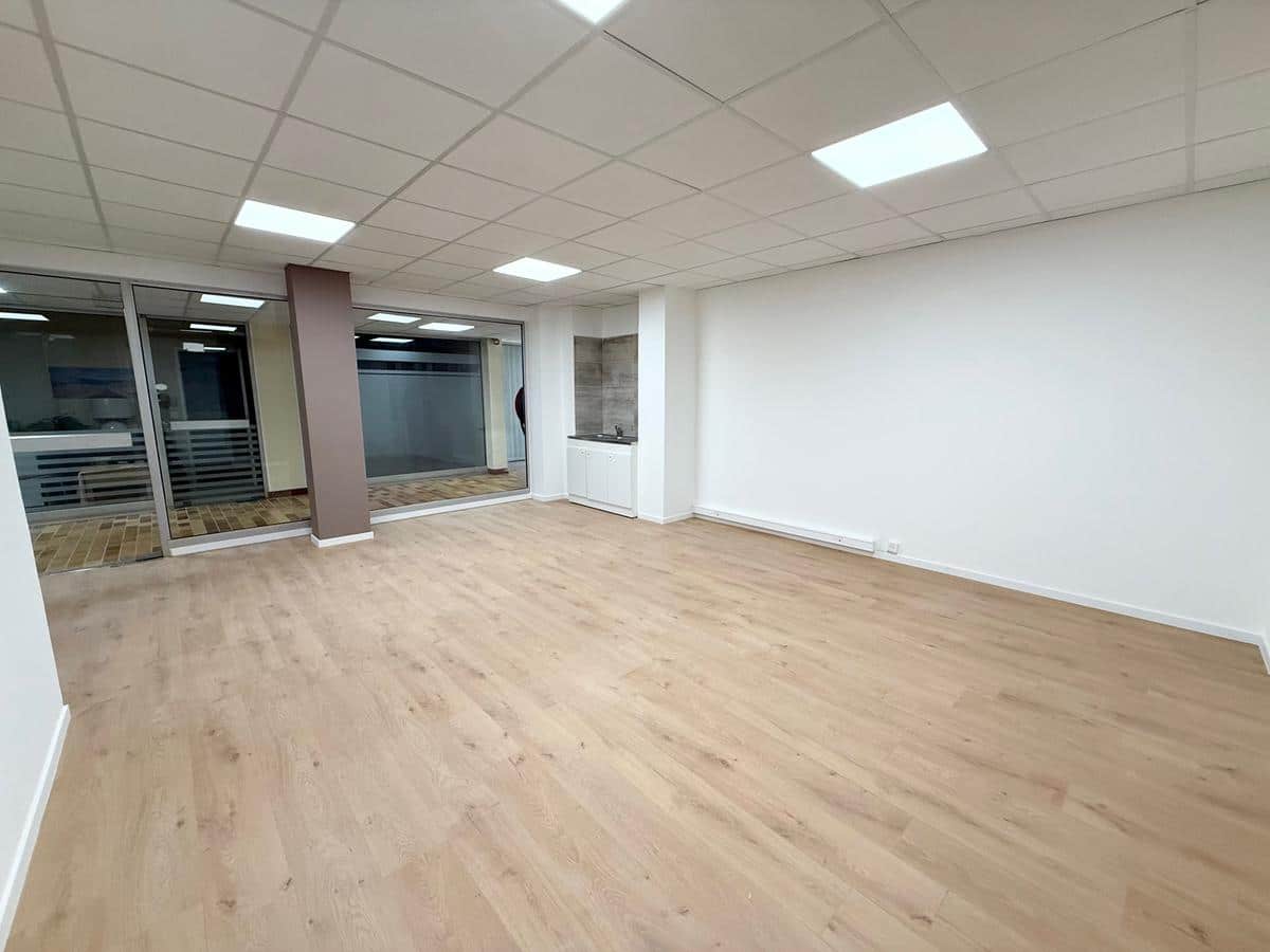 Local / office of 32.50 m2 Mermoz Marseille 8th