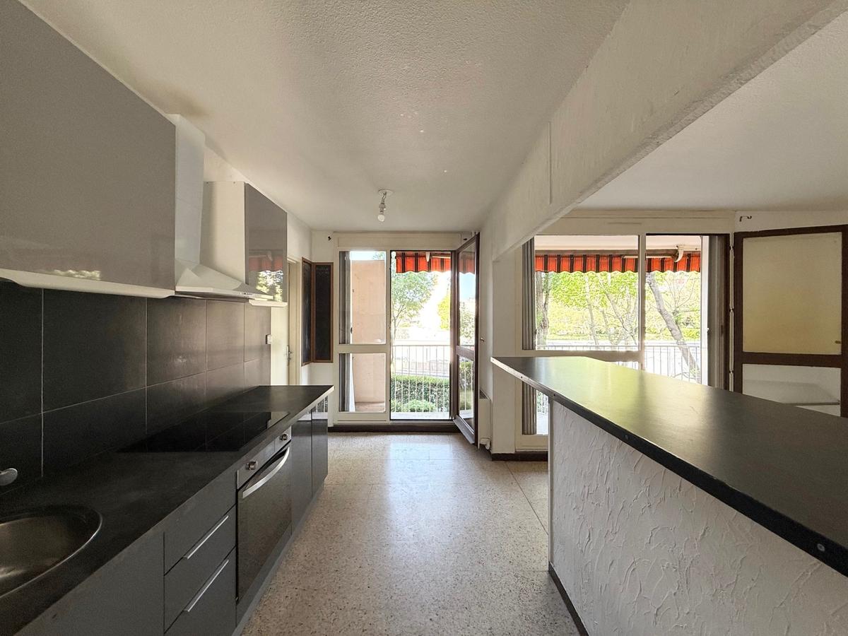 MARSEILLE 12e   GRAND TYPE 5 TRAVERSANT DE 95 m2   4 CHAMBRE