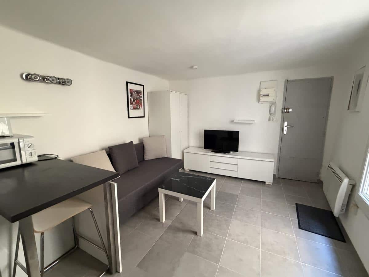 Furnished studio in a quiet location on Rue de l'Ecole