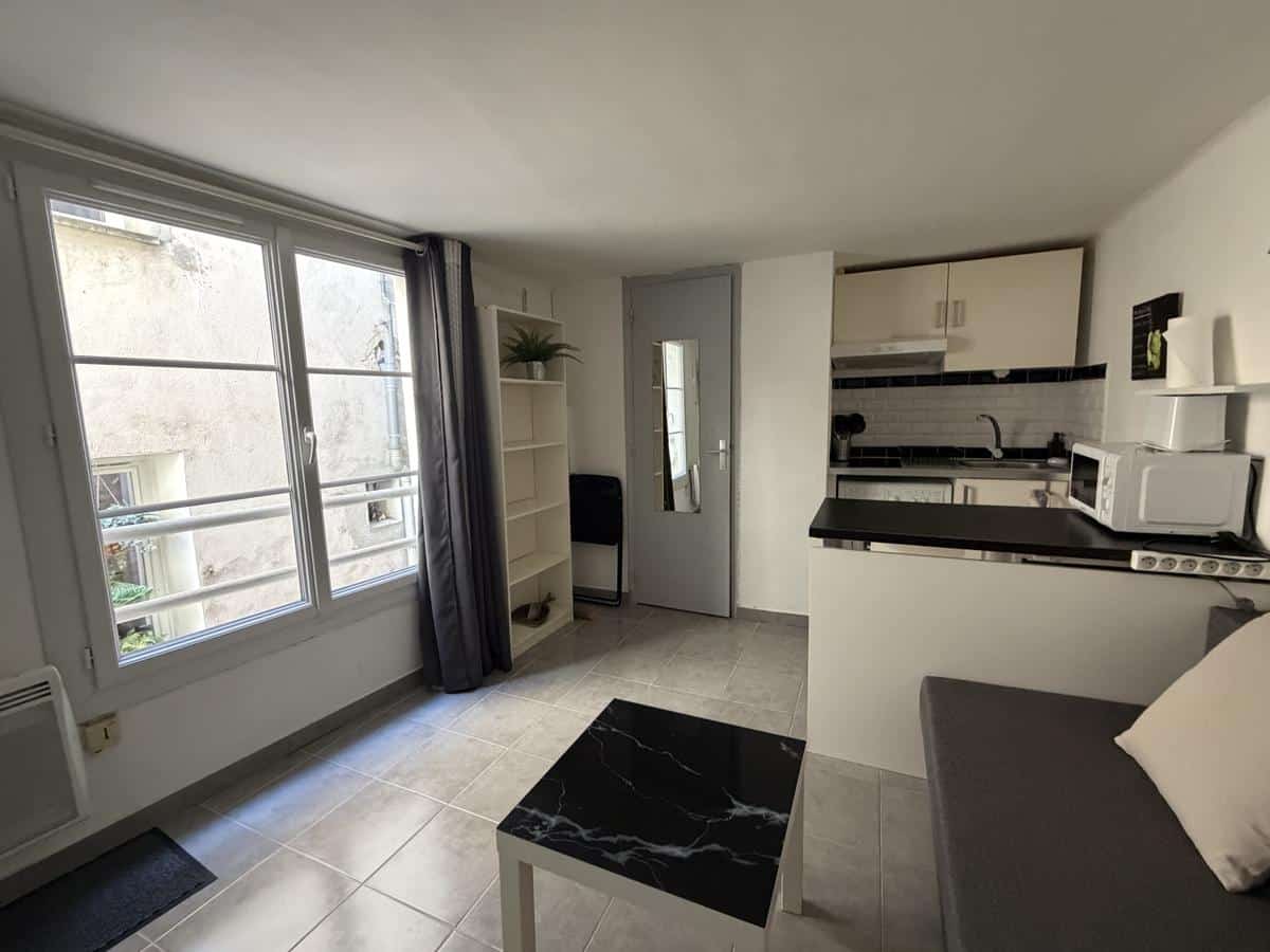 Furnished studio in a quiet location on Rue de l'Ecole