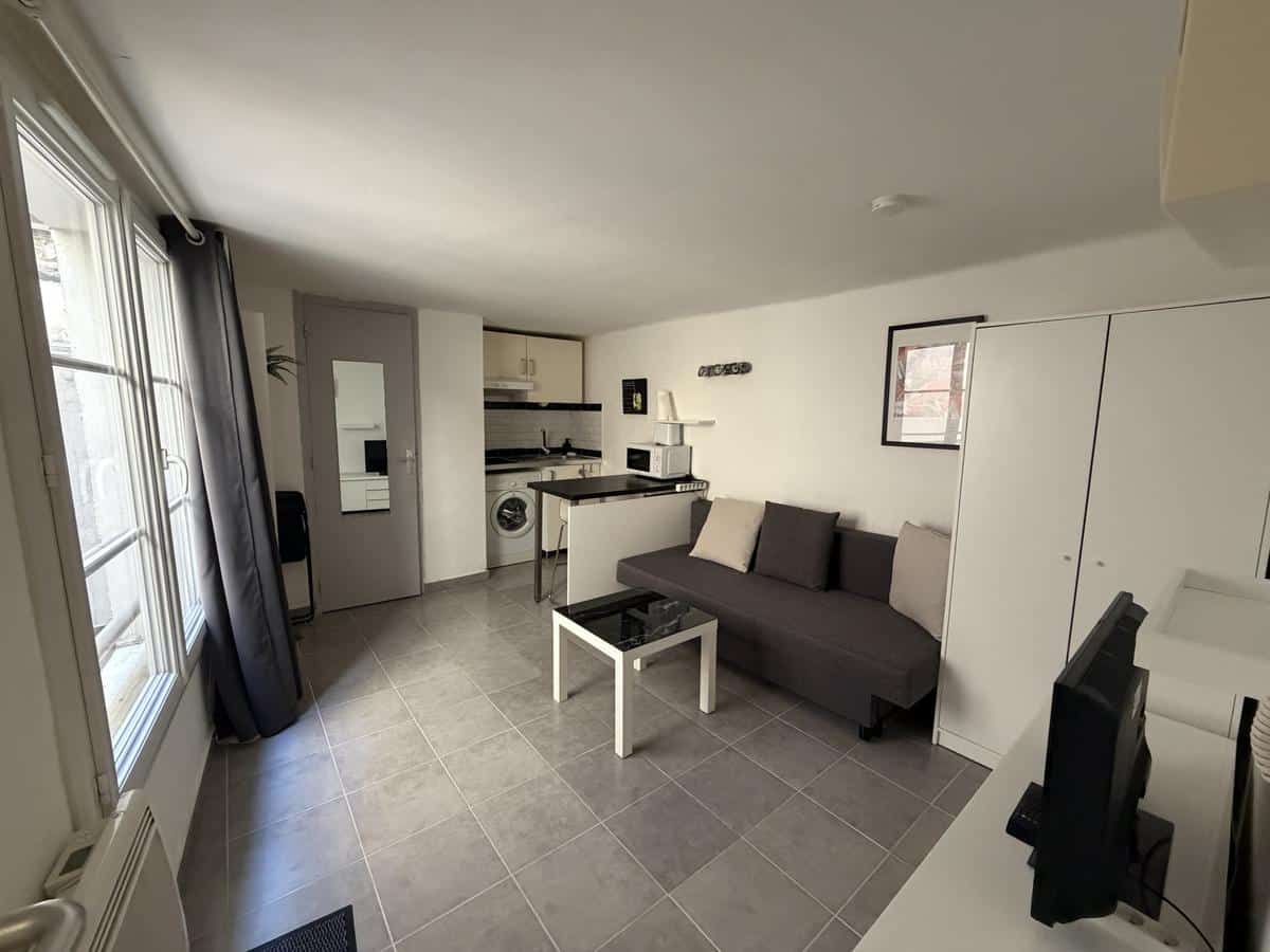 Furnished studio in a quiet location on Rue de l'Ecole