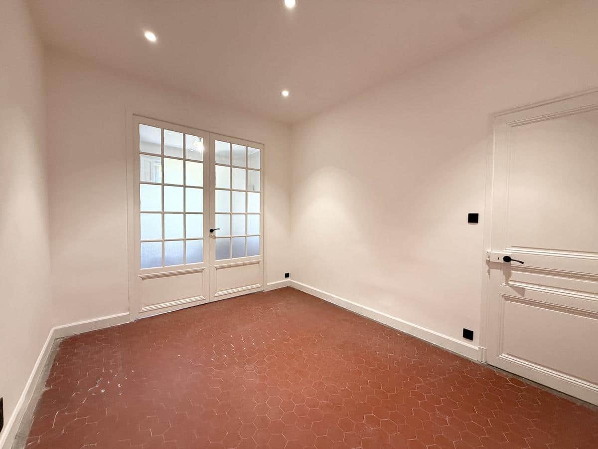 Professional premises / office of 25 m2 Marseille 8th