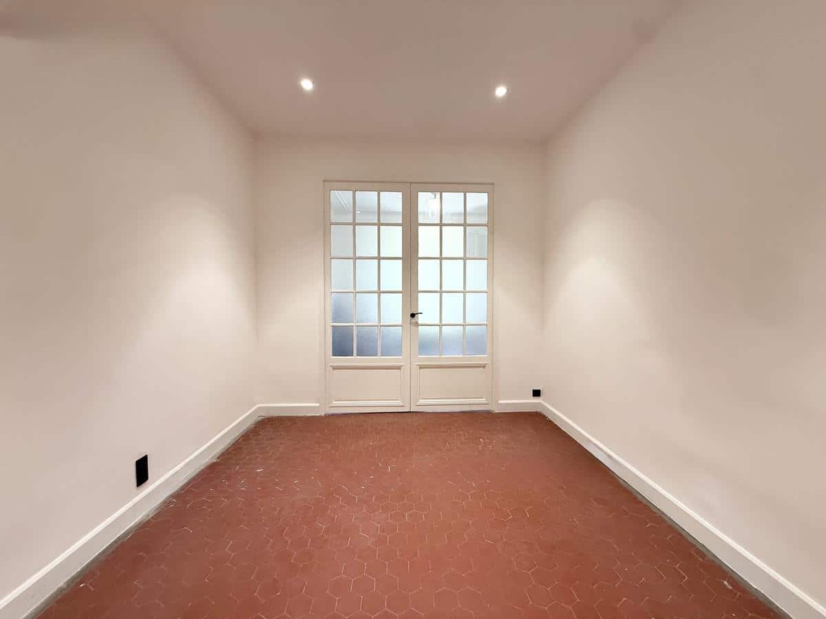 Professional premises / office of 25 m2 Marseille 8th