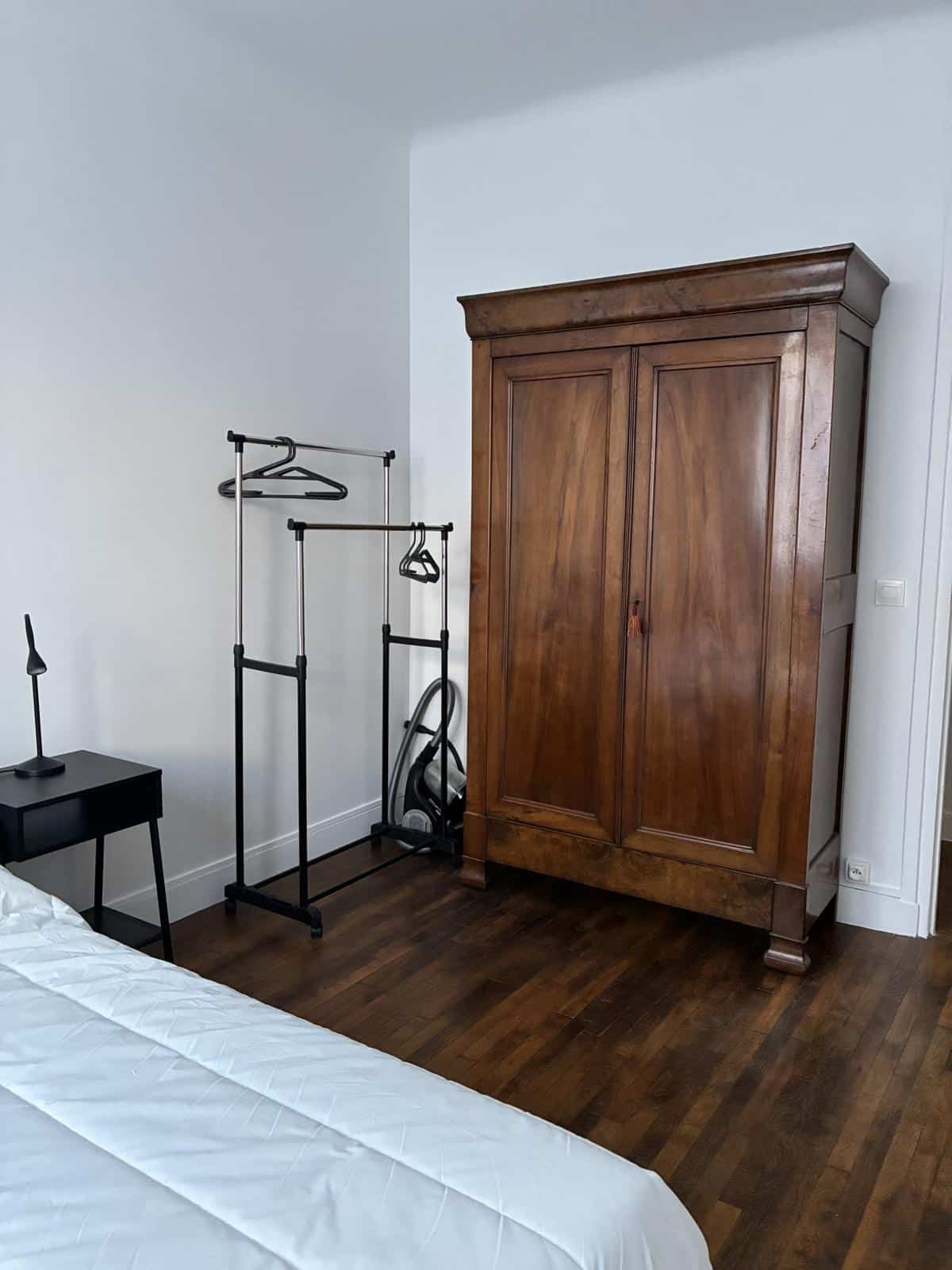 19ème PLACE DES FÊTES / RUE DES BOIS : APPARTEMENT MEUBLÉ DE