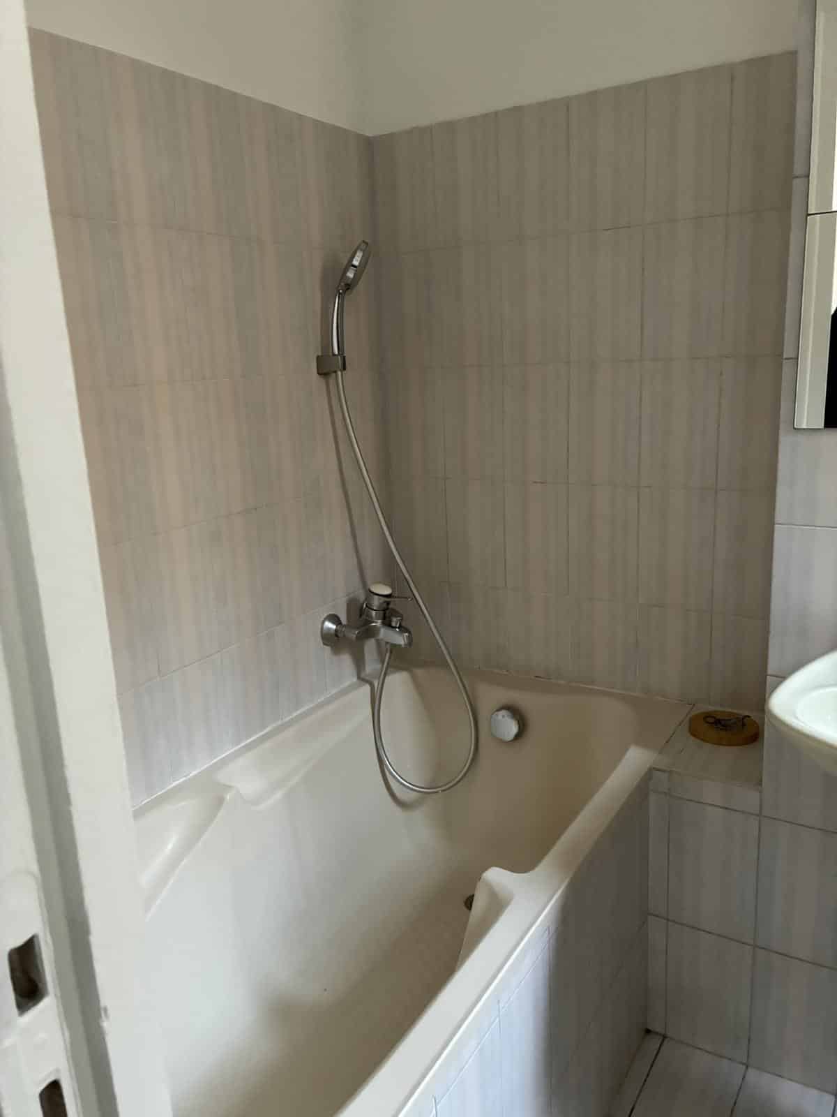 19ème PLACE DES FÊTES / RUE DES BOIS : APPARTEMENT MEUBLÉ DE