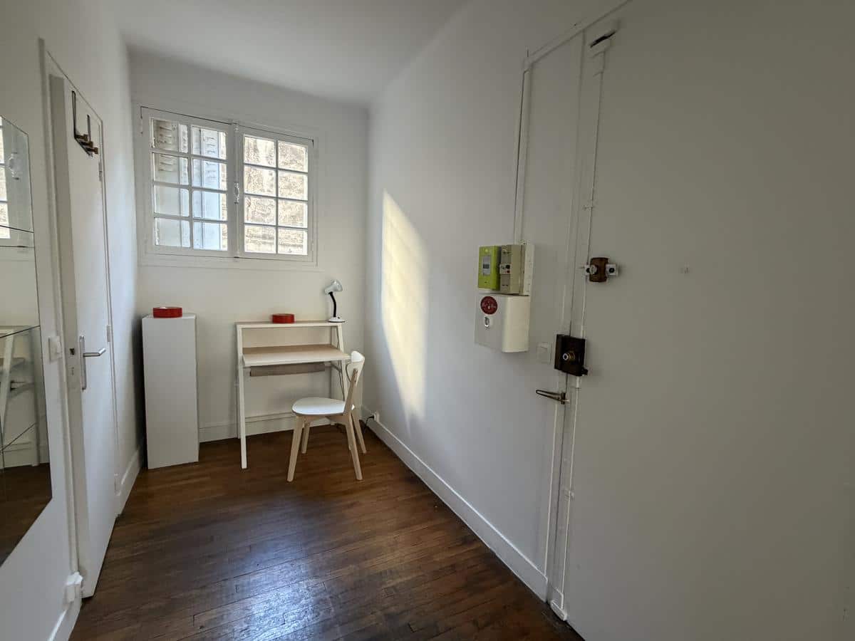 19ème PLACE DES FÊTES / RUE DES BOIS : APPARTEMENT MEUBLÉ DE