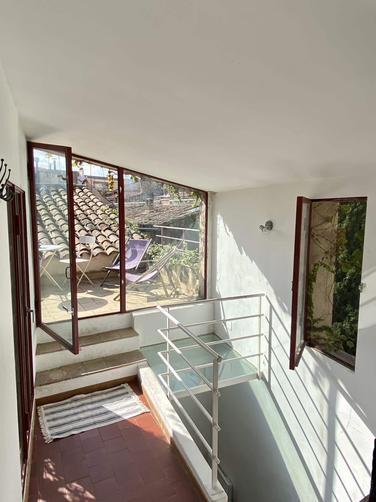 BEAU T2  MEUBLE CENTRE VILLE EN DUPLEX AVEC TERRASSE Rue Pui
