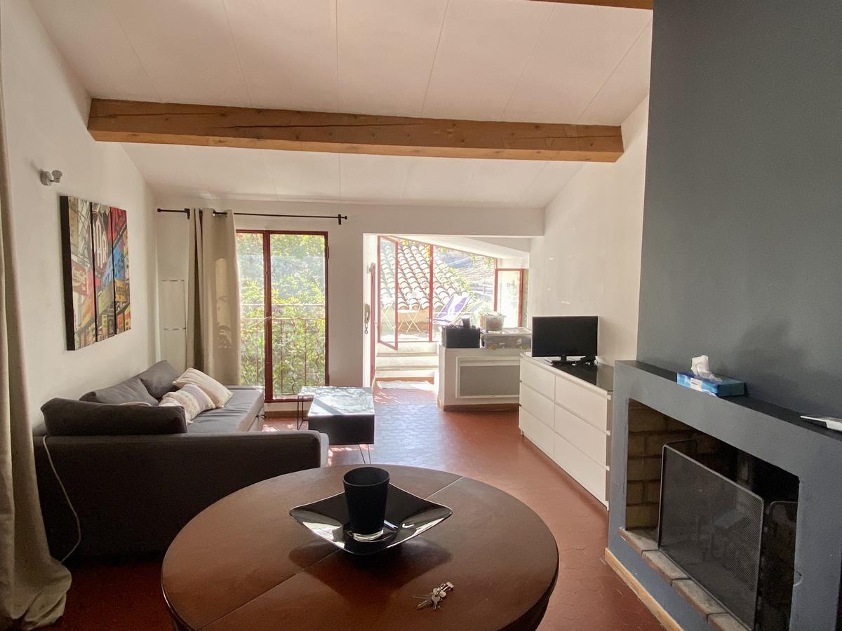 BEAU T2  MEUBLE CENTRE VILLE EN DUPLEX AVEC TERRASSE Rue Pui