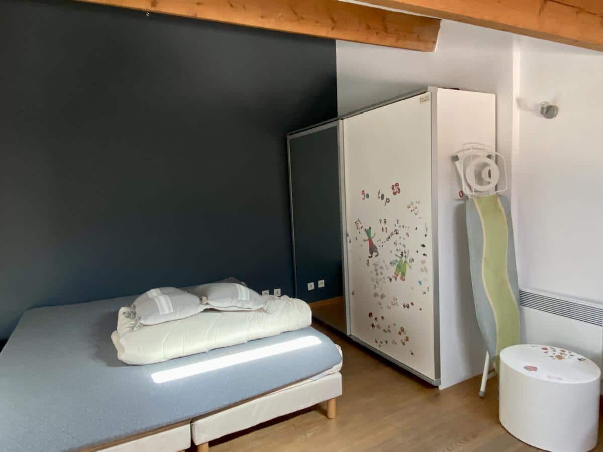 BEAUTIFUL FURNISHED 1-BEDROOM DUPLEX APARTMENT IN CITY CENTRE WITH TERRACE Rue Pui