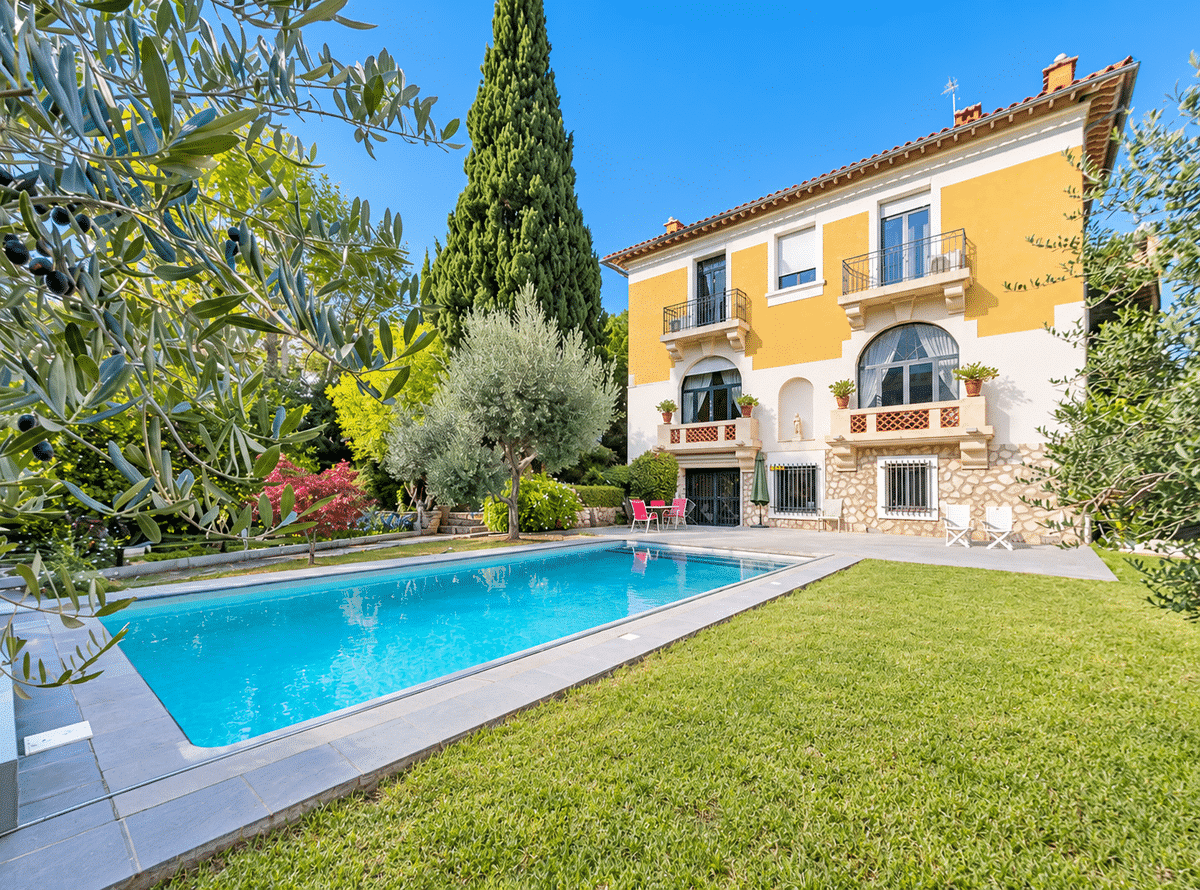maison de 516 m2 avec piscine sur terrain de 1125 m2