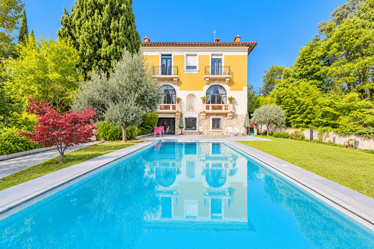 house of 516 m2 with swimming pool on land of 1125 m2